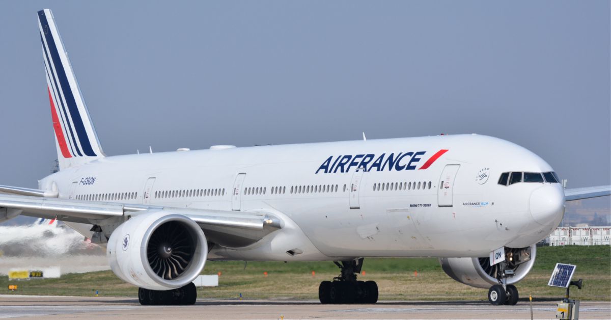 Avião da Air France em pista durante período de pressão de custos e mudanças no setor aéreo global