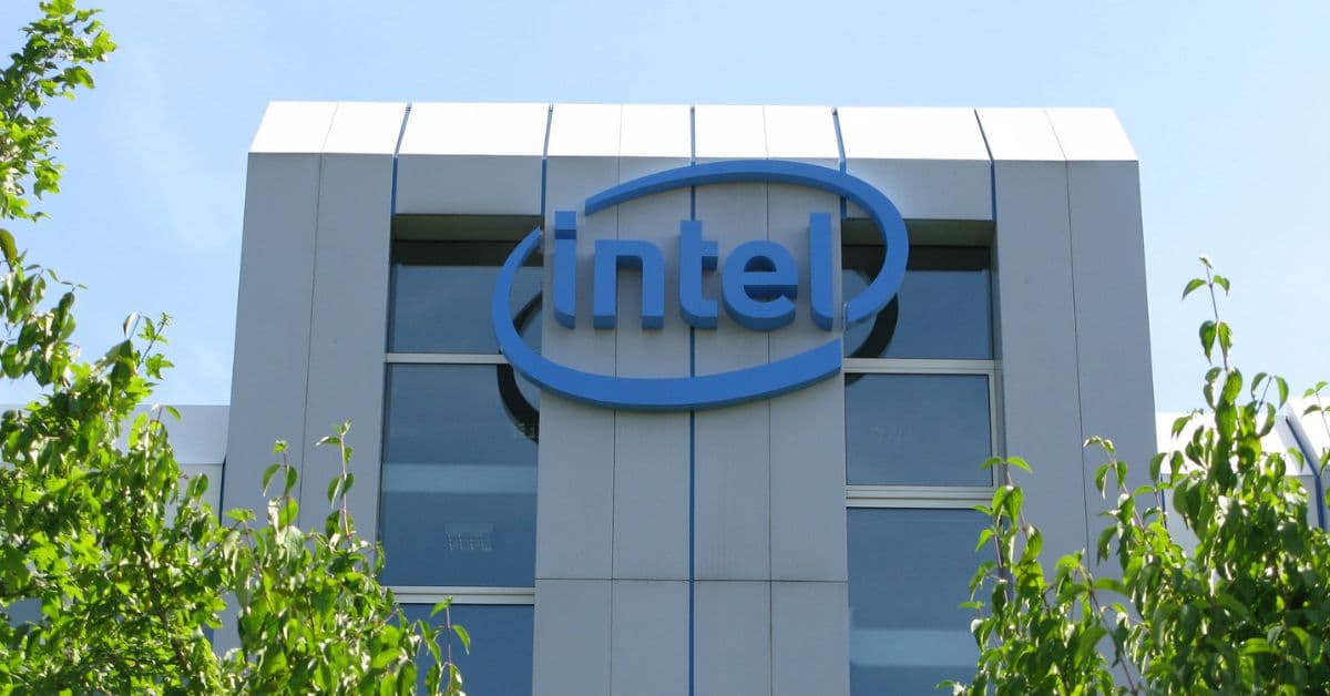 Fachada da sede da Intel, que divulgou o resultado do 1T26, com logotipo da empresa em destaque
