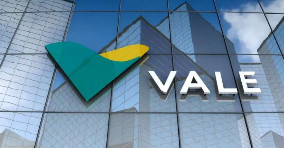 Logo da Vale em fachada de prédio corporativo com vidro refletindo edifícios
