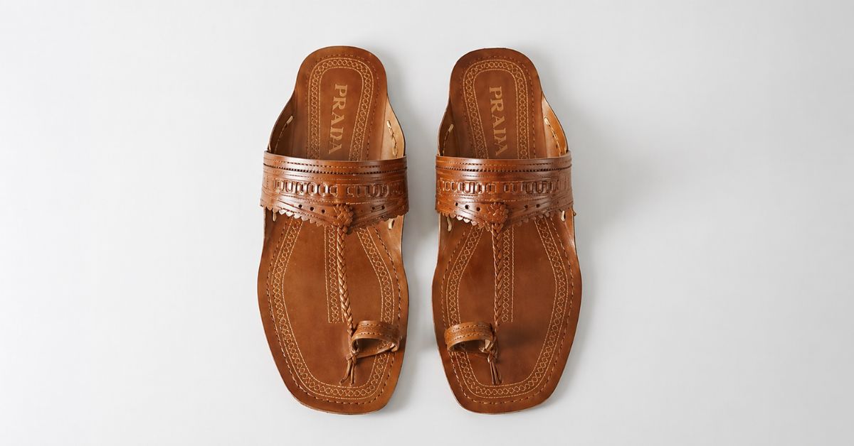 Sandálias Kolhapuri da Prada em couro marrom, inspiradas em calçado tradicional indiano vendido como item de luxo global