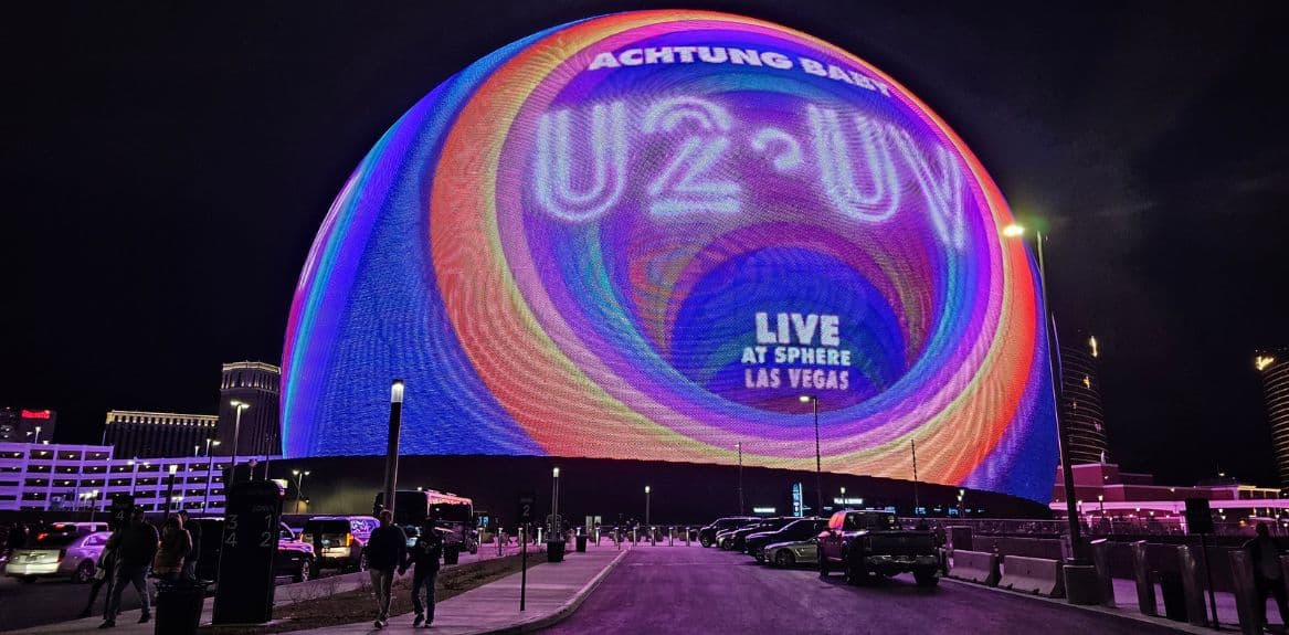 Fachada iluminada da Sphere Las Vegas exibindo show do U2 à noite
