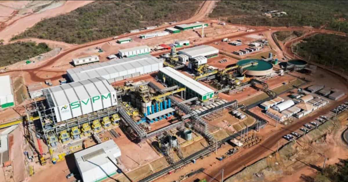 Complexo industrial da mineradora Serra Verde em Goiás, com estruturas de processamento de terras raras e área de mineração ao redor