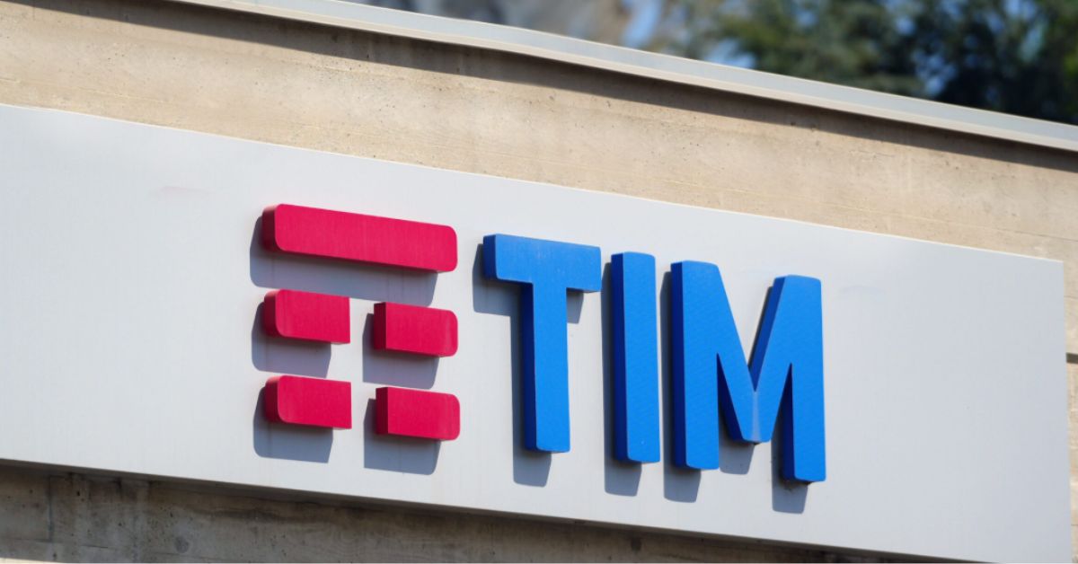 Logo da TIM em fachada externa, representando operadora de telecomunicações no Brasil