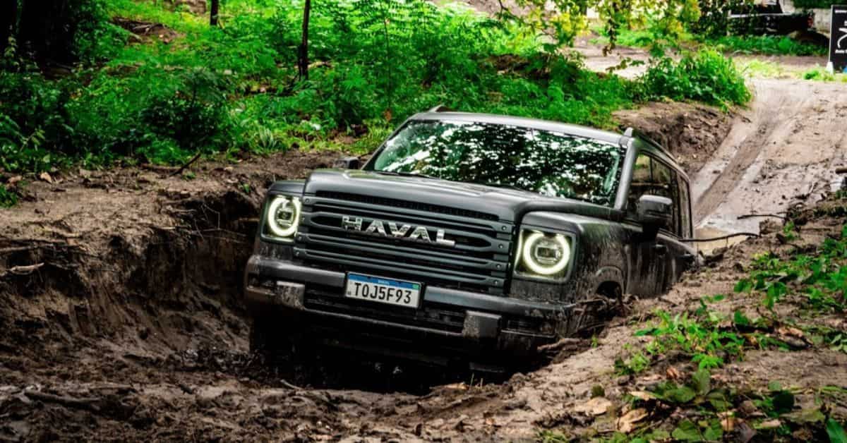 vendas GWM H9 em destaque com SUV enfrentando trecho off-road em lama