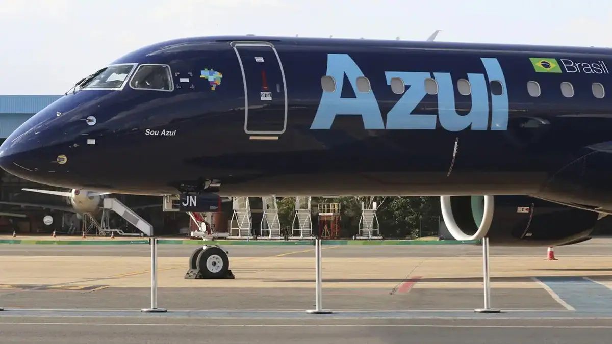 Imagem de um avião da Azul para ilustrar uma matéria jornalística sobre a volta da Azul para a Bolsa de Nova York.