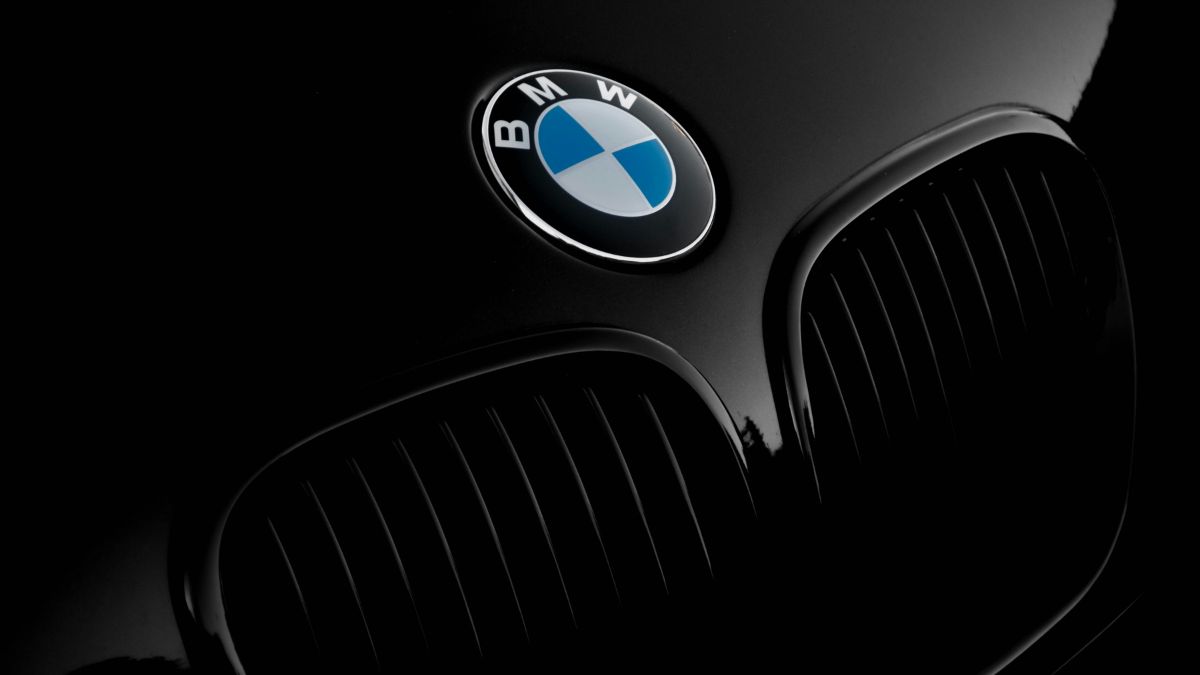 Imagem de um carro da BMW para ilustrar uma matéria jornalística sobre as projeções de lucro da BMW e os impactos das Tarifas de Donald Trump.