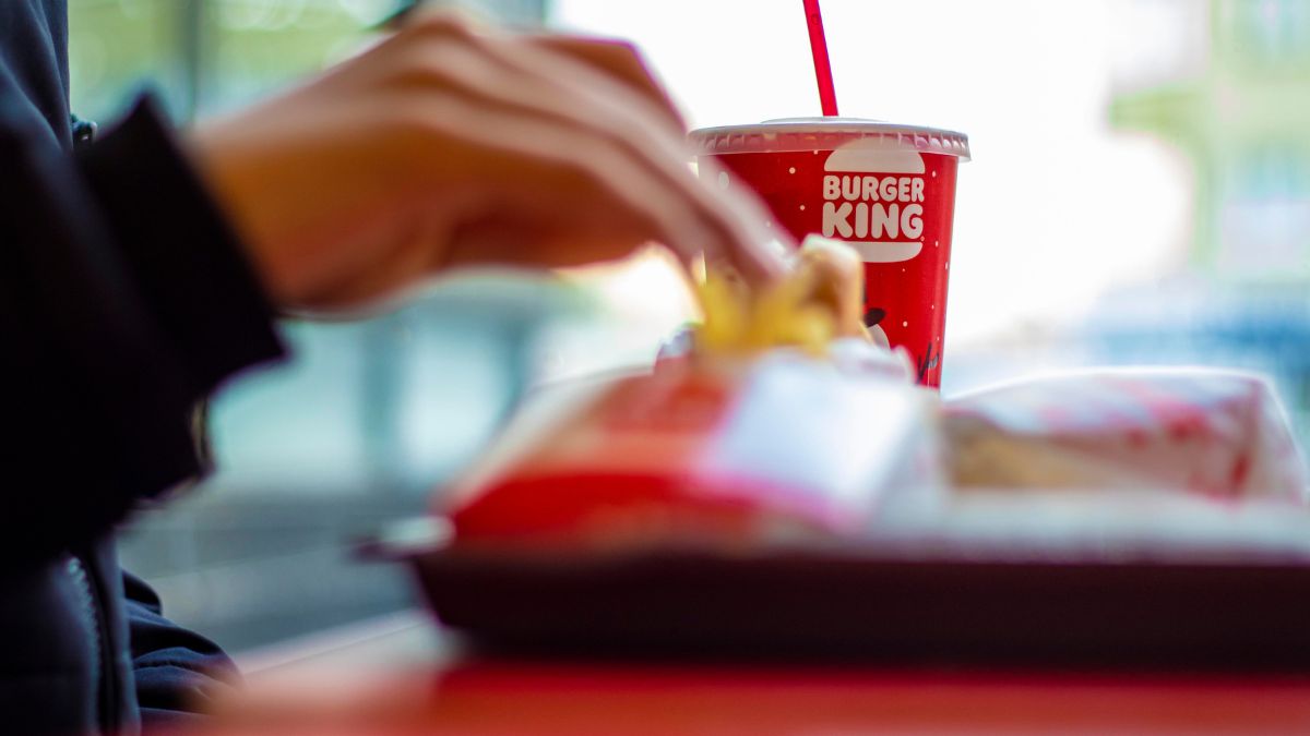 Imagem de um lanche do Burger King para ilustrar uma matéria jornalística sobre a troca que a Burger King fez da Pepsi pela Coca-Cola.