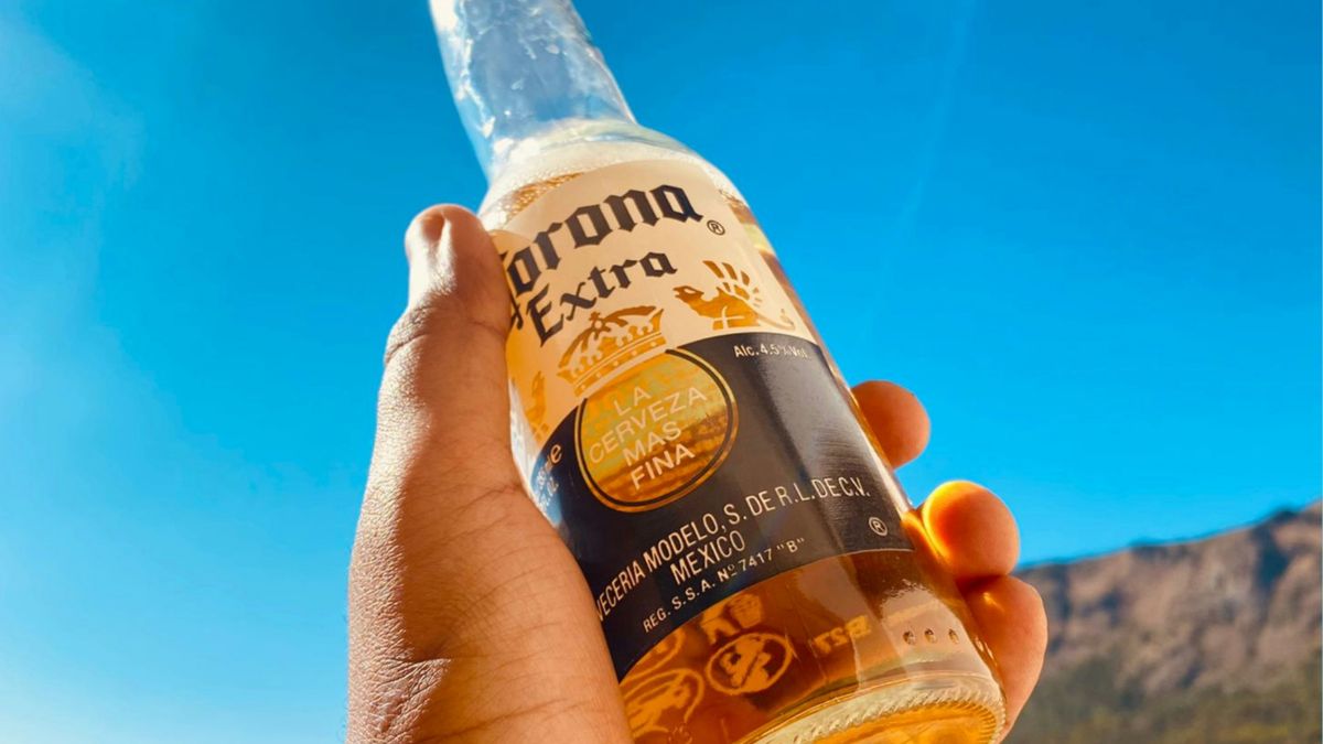 Imagem de uma Corona da Ambev para ilustrar uma matéria jornalística sobre as Cervejas mais valiosas do mundo em 2026.