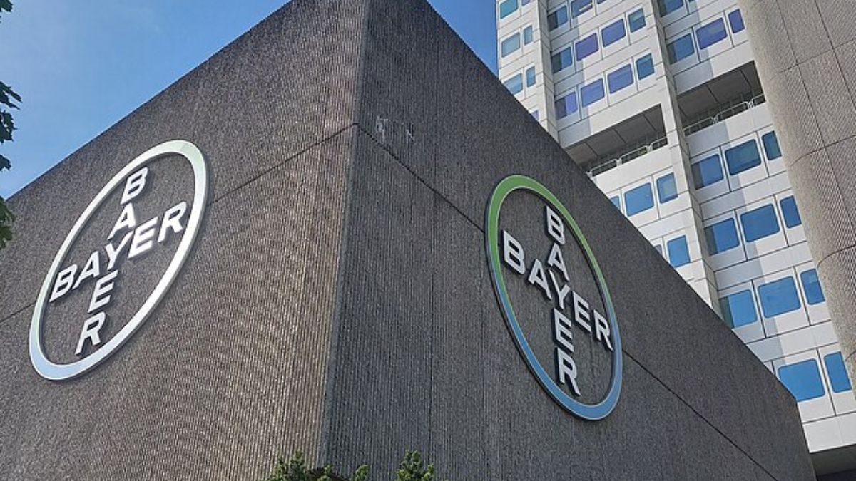 Imagem da fachada da Bayer para ilustrar uma matéria jornalística sobre os Custos de sementes nos EUA.