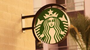 Starbucks amplia demissões para recuperar margens e lucro