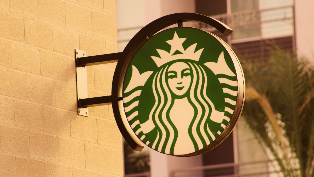 Imagem da fachada da Starbucks para ilustrar uma matéria jornalística sobre as Demissões na Starbucks nos EUA.