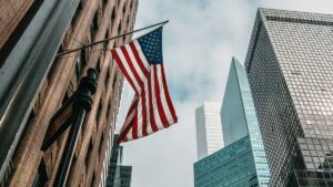 Dívida dos EUA supera o PIB e eleva juros globais com impacto no dólar