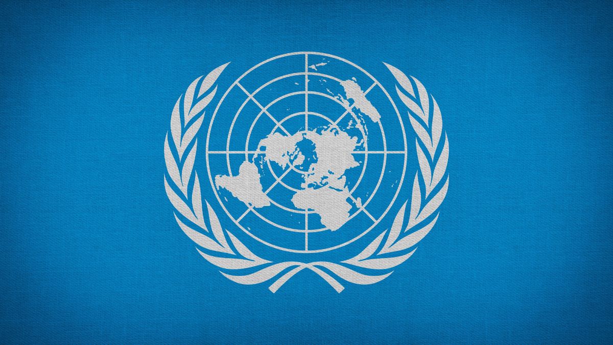 Imagem ilustrativa da logo da ONU para ilustrar uma matéria jornalística sobre a economia mundial.