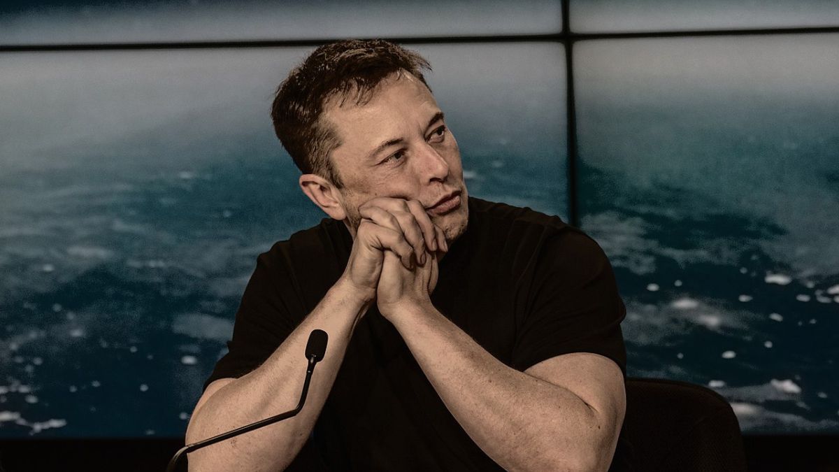 Imagem de Elon Musk para ilustrar uma matéria jornalística sobre Elon Musk e a compra de ações do Twitter.