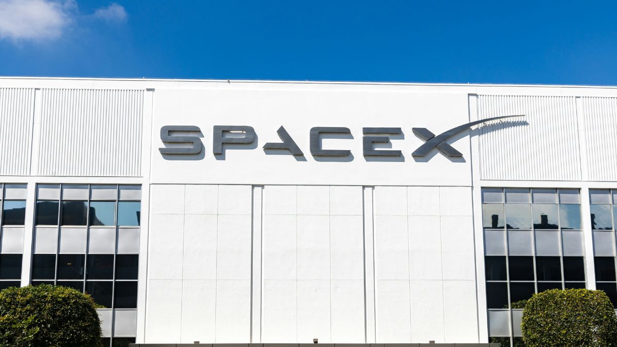 Imagem da fachada da SpaceX para ilustrar uma matéria jornalística sobre o IPO da SpaceX e o PIB dos países.