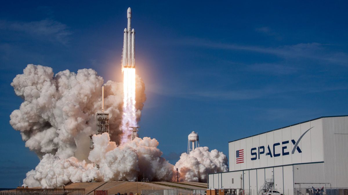 Imagem de um foguete da SpaceX para ilustrar uma matéria jornalística sobre o Investimento da SpaceX na Starship