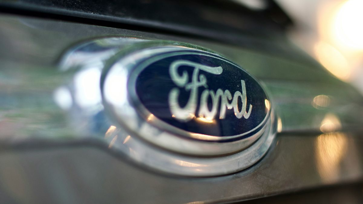 Imagem da logo da Ford para ilustrar uma matéria jornalística sobre a Jornada de Trabalho 5x2 de Henry Ford.