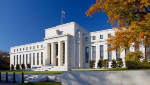 Quem é Kevin Warsh, economista que assume o comando do Fed