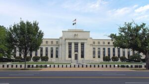 Kevin Warsh assume Fed sob pressão do petróleo e inflação