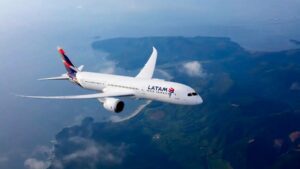 Latam corta voos no Brasil e vê passagens mais caras após alta do combustível