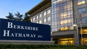 Berkshire Hathaway tem lucro forte no 1º trimestre de 2026, mas caixa recorde preocupa mercado