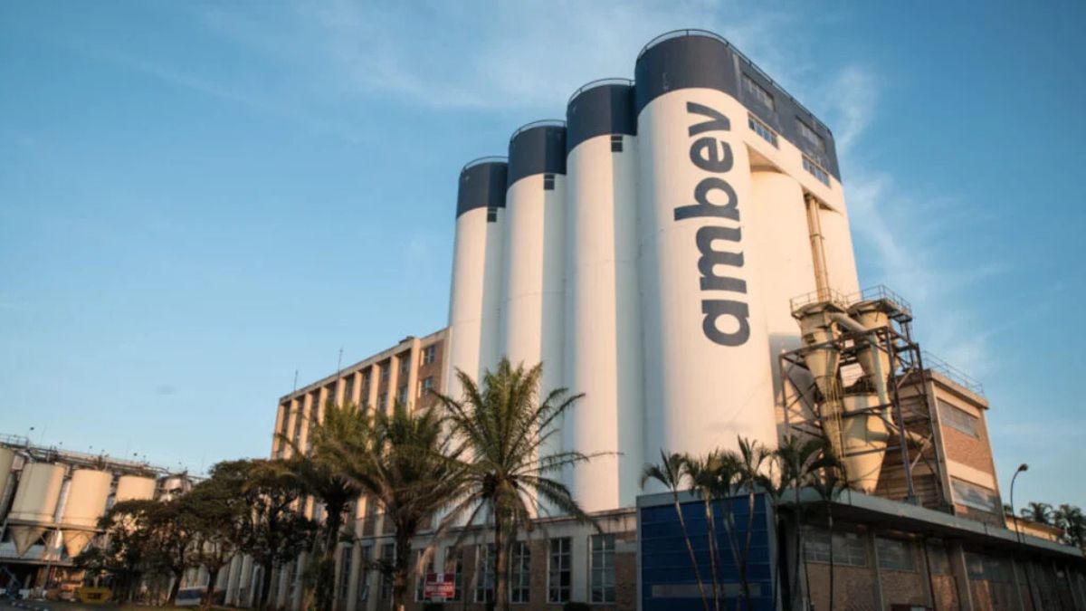 Imagem da fachada da Ambev para ilustrar uma matéria jornalística sobre o Lucro do Ambev no 1º trimestre de 2026.