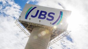 Lucro da JBS cai 55% com crise nos EUA e Brasil salva resultado no 1T26