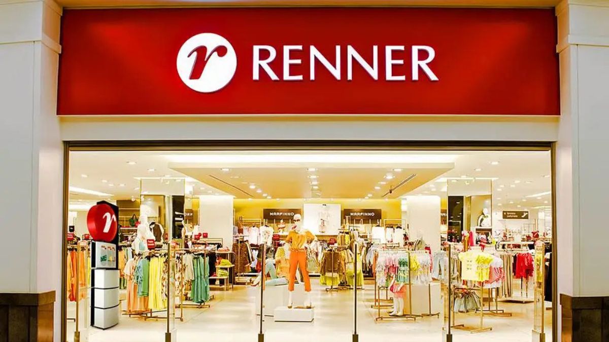 Imagem da fachada de uma loja Renner para ilustrar uma matéria jornalística sobre o Lucro da Renner no 1T26.