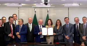 Lula revoga cobrança impopular da Taxa das Blusinhas