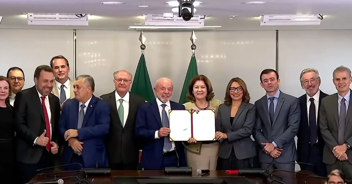 Lula participa de assinatura da medida que zera a taxa das blusinhas
