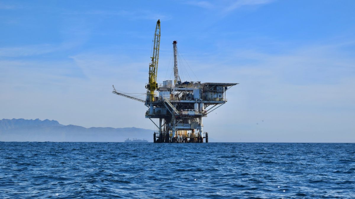 Imagem de uma plataforma de petróleo para ilustrar uma matéria sobre a Opep que reduziu a expectativa da demanda de petróleo no mundo.