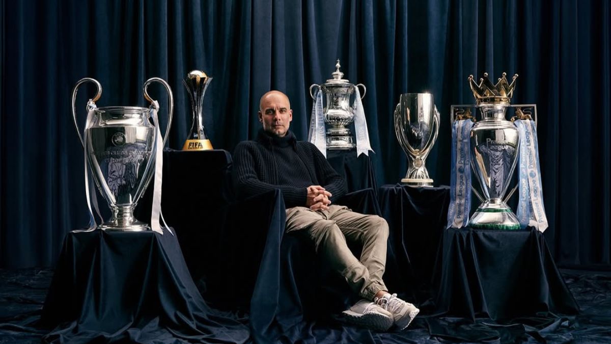 Imagem de Pep Guardiola com troféus para ilustrar uma matéria jornalística sobre Pep Guardiola no Manchester City