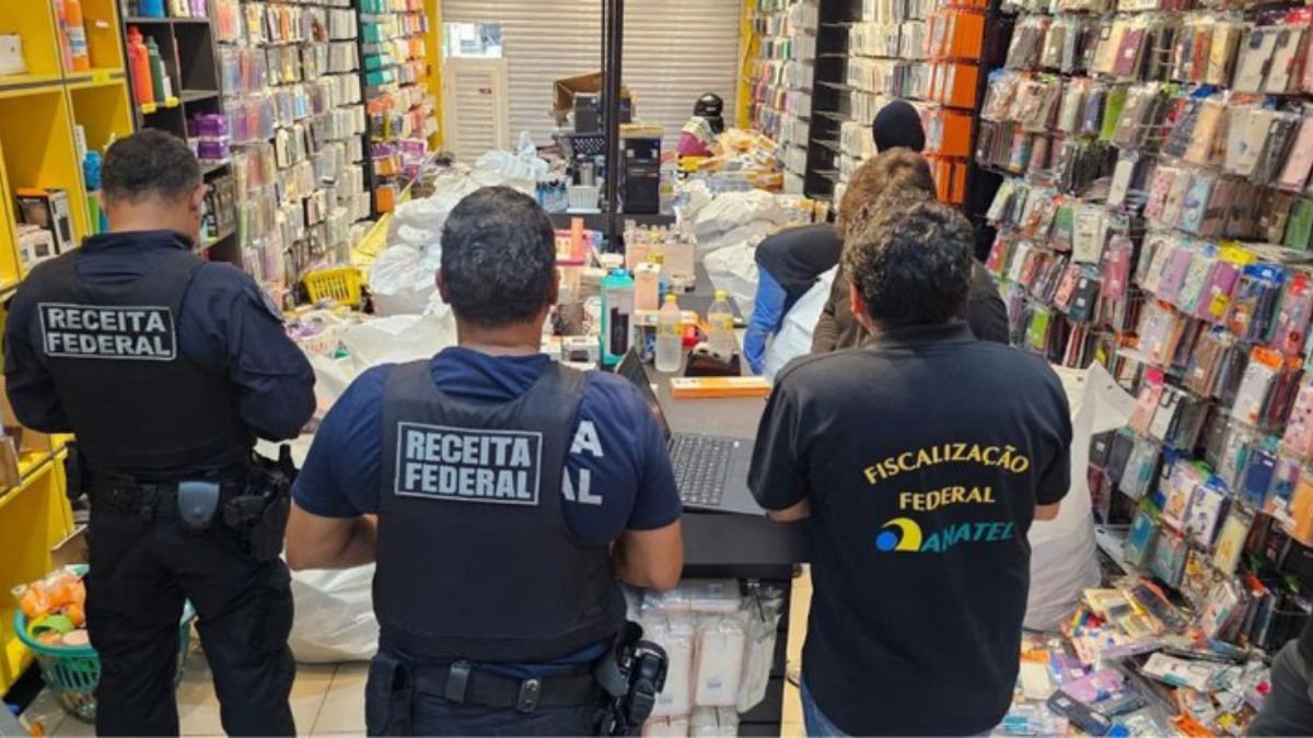 Imagem de agentes da Receita Federal para ilustrar uma matéria jornalística sobre o Prejuízo da pirataria no Brasil
