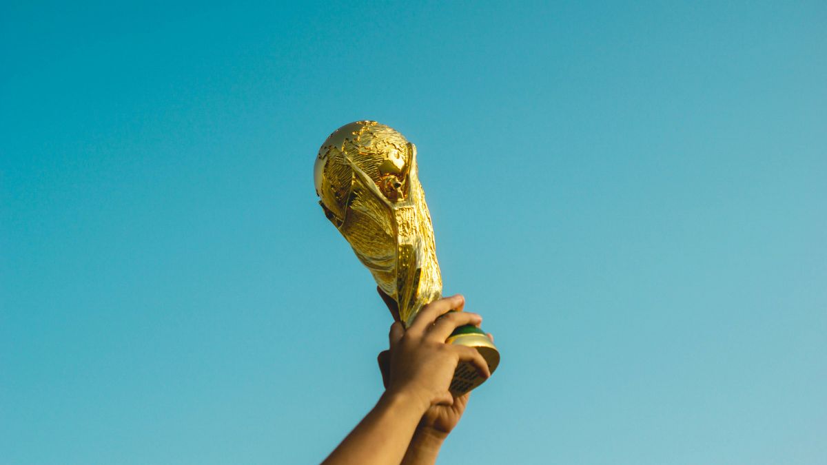 Imagem de uma taça do mundo para ilustrar uma matéria jornalística sobre a Premiação da Copa do Mundo de 2026.