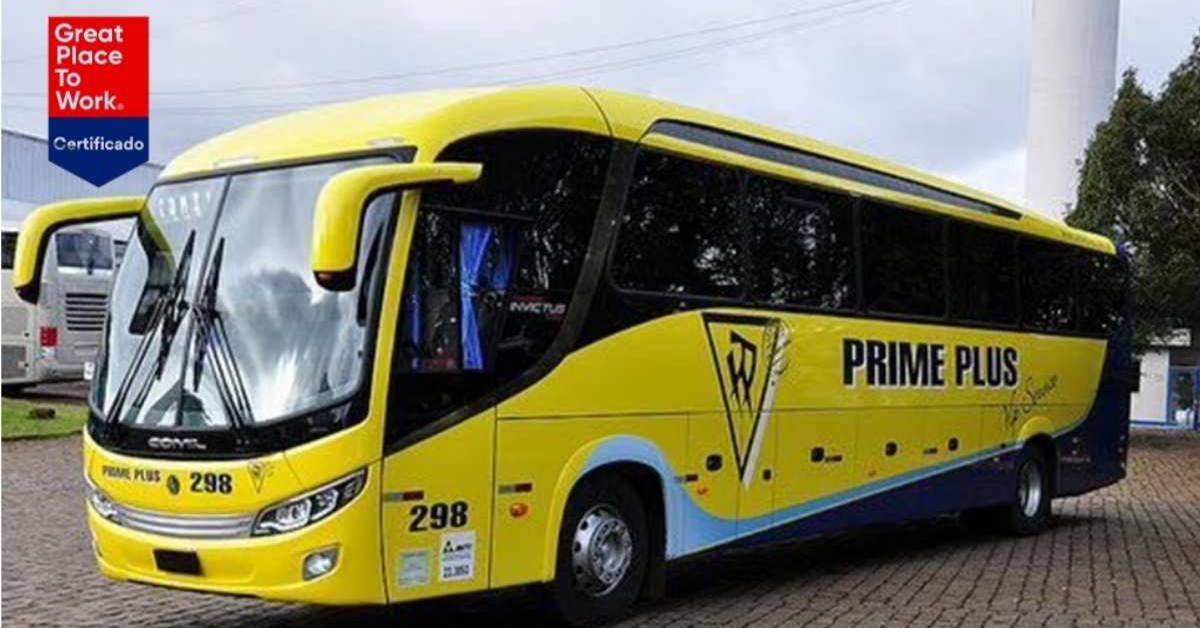 Ônibus amarelo da Prime Plus estacionado com selo Great Place To Work destacado na imagem