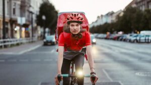 Prosus, dona do Ifood, reduz participação na Delivery Hero e amplia disputa no delivery europeu