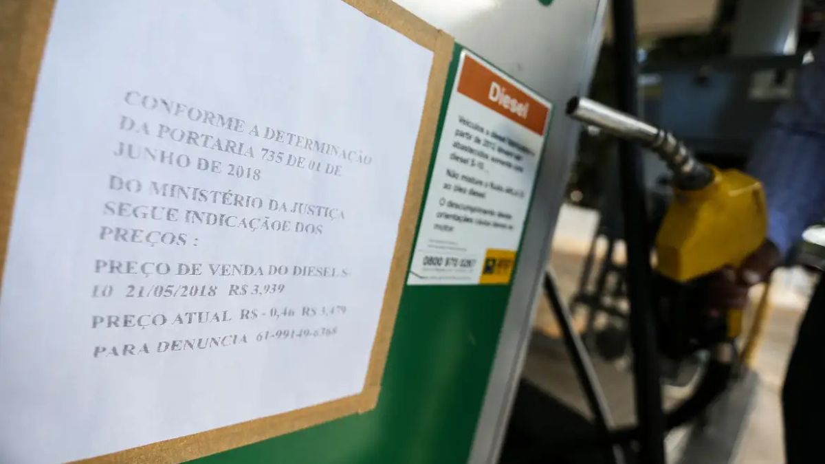 Imagem da bomba de diesel em um posto da combustível para ilustrar uma matéria jornalística sobre a queda do diesel.