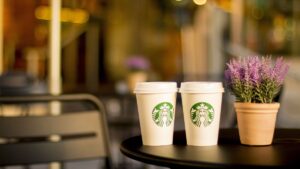 Campanha publicitária polêmica da Starbucks na Coreia do Sul provoca crise e derruba vendas