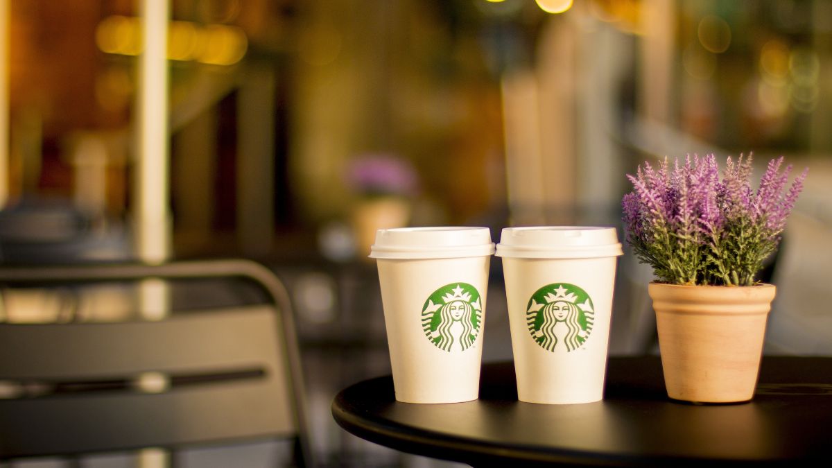 Imagem de copos de café da STARBUCKS PARA ILUSTRAR UMA MATÉRIA JORNALÍSTICA SOBRE A CRISE DA STARBUCKS NA COREIA DO SUL.