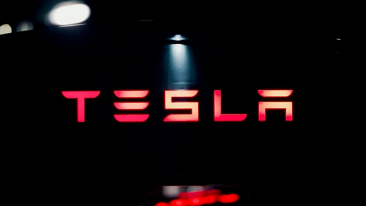 Imagem da logo da Tesla para ilustrar uma matéria jornalística sobre a Terafab e Elon Musk.