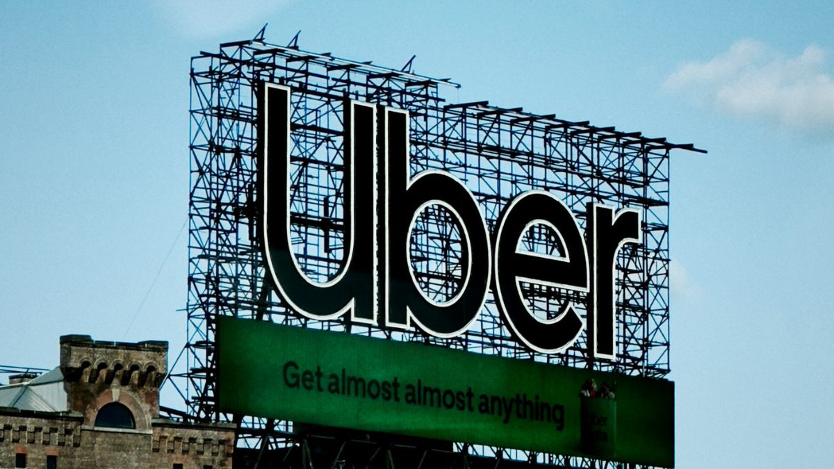 Imagem de um letreiro da Uber para ilustrar uma matéria jornalística sobre o aumento da participação da Uber no Delivery Hero.
