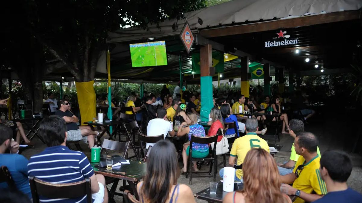 Imagem imagem de pessoas reunidas em um restaurante/bar para ilustrar uma matéria jornalística sobre o Varejo brasileiro em 2026.