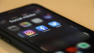 Vício em redes sociais vira ameaça bilionária para TikTok, Meta e YouTube