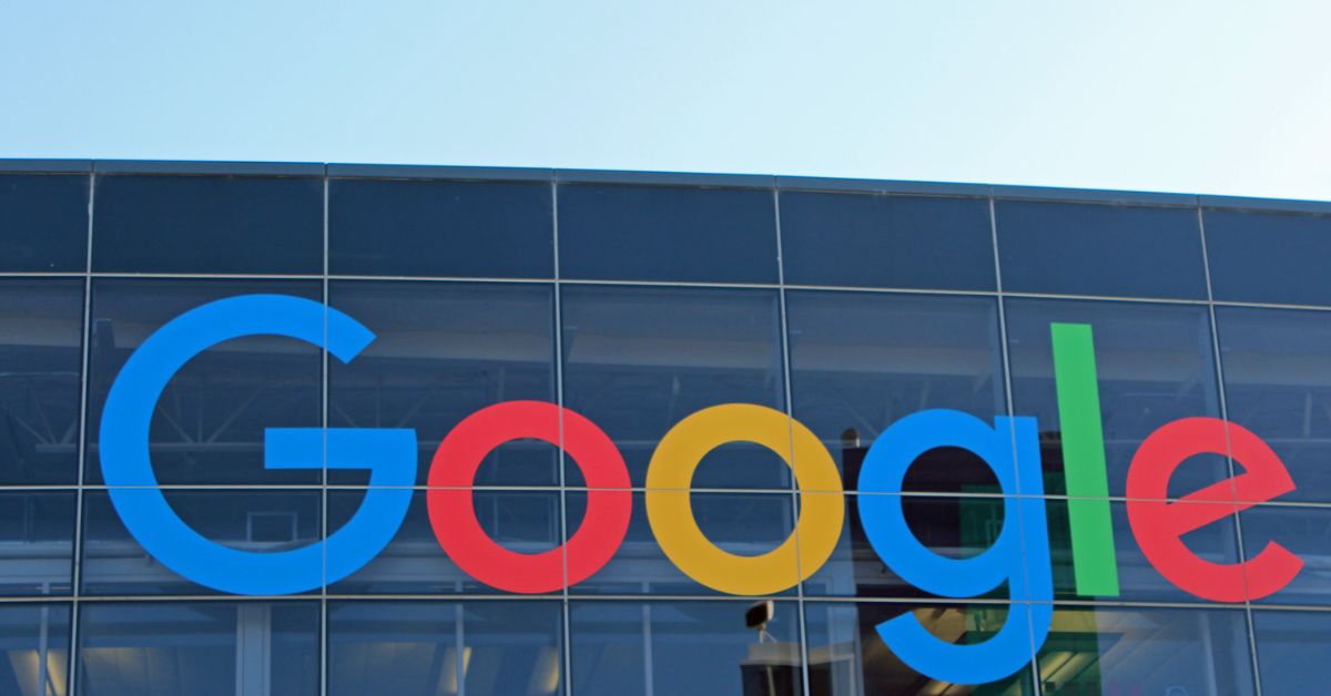 Logo do Google em prédio corporativo da Alphabet durante avanço da empresa na disputa com a Nvidia pela liderança da inteligência artificial