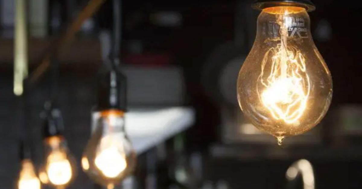 Lâmpadas acesas em ambiente interno ilustram o aumento dos custos de energia elétrica após a manutenção da bandeira tarifária amarela pela Aneel.