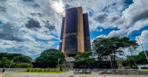 Relatório Focus mostra que juros altos devem travar economia por mais tempo