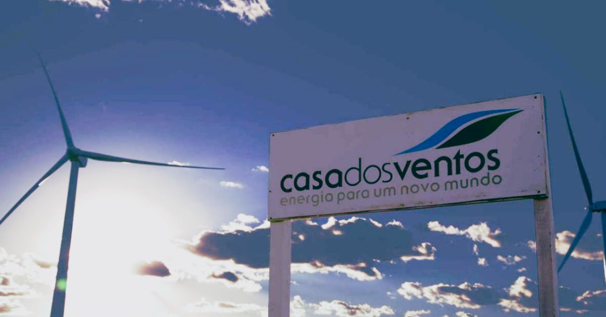 Placa da Casa dos Ventos diante de turbinas eólicas no Ceará, empresa fechou acordo bilionário para abastecer data center da ByteDance.