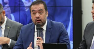 Cláudio Castro vira alvo da PF e crise do Banco Master avança sobre governo do RJ