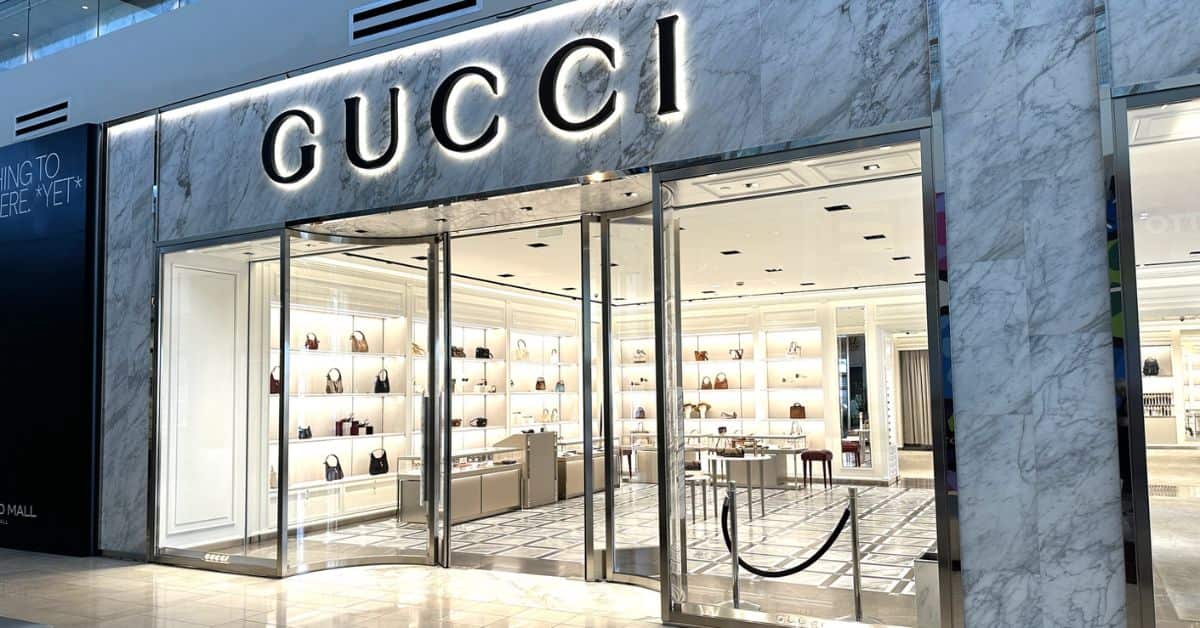 Loja da Gucci em shopping de luxo após multa aplicada pelo Coaf por falhas em controles contra lavagem de dinheiro no Brasil.