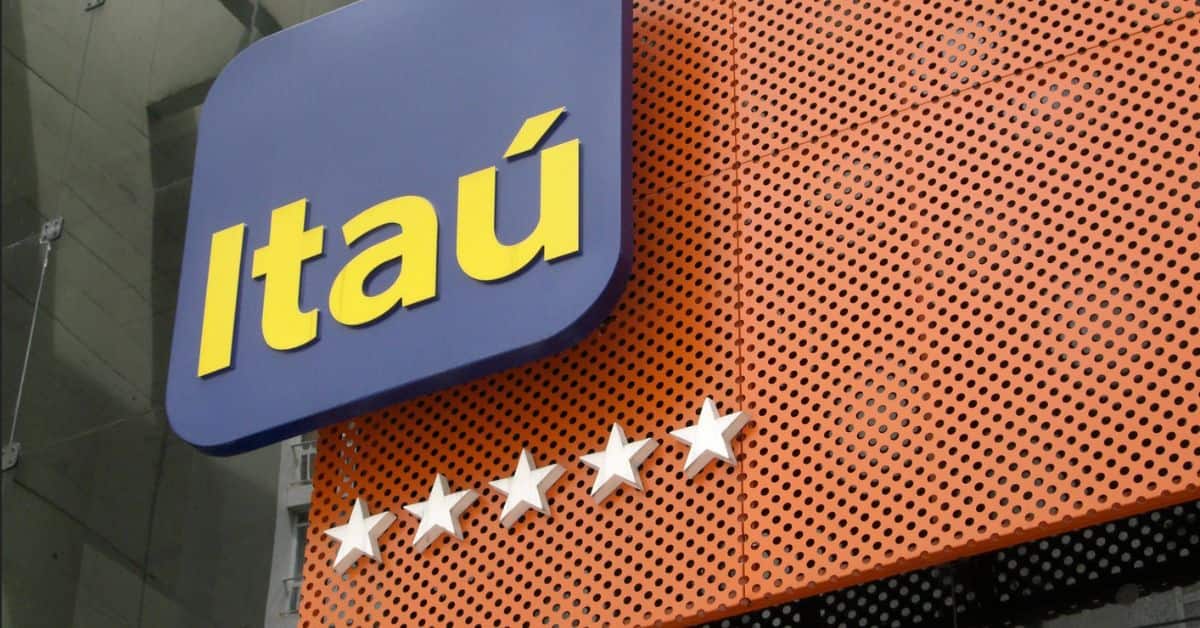Fachada de agência do Itaú em imagem usada na cobertura sobre investigação de cobranças indevidas de seguros vinculados a cartões de crédito.
